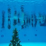 Weihnachtsbaum unter Wasser