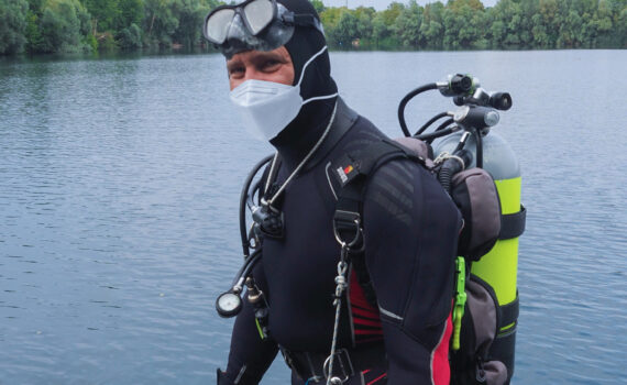 Taucher mit Corona Maske